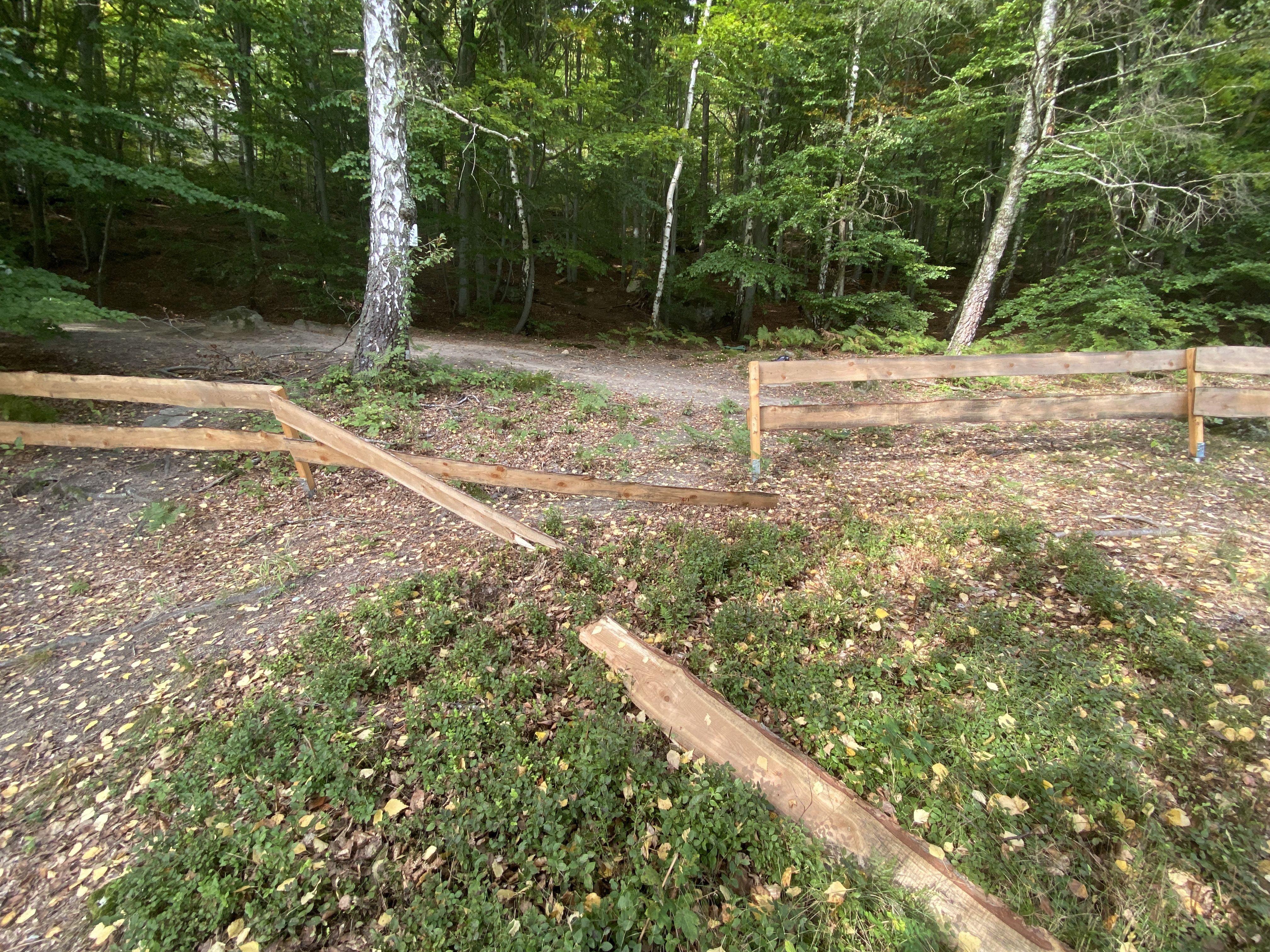 Zábradlí poškozené zřícenými balvany.